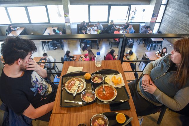 Los comedores de la UNR anunciaron que desde este lunes entregarán porciones de comida caliente.