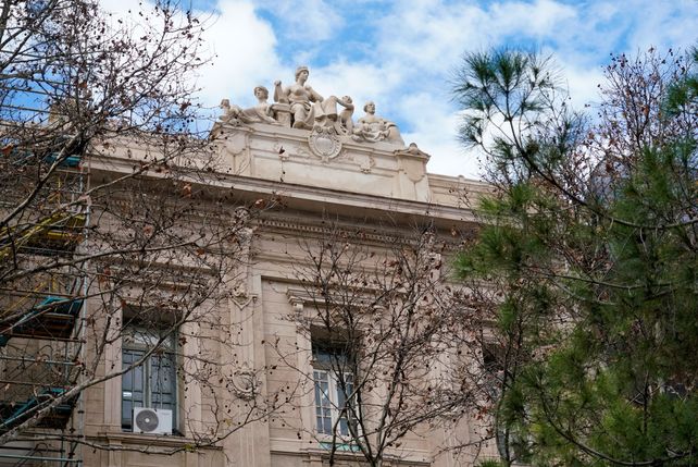 La restauración de la facultad de Ciencias Económicas sacó a la luz un tesoro escondido en el bulevar Oroño