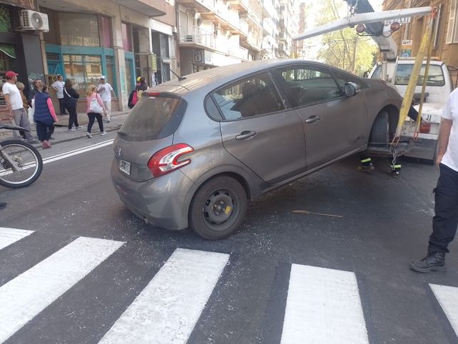 El auto fue retenido por parte del personal de la Dirección de Tránsito.