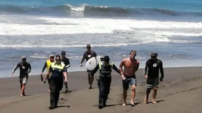 Un policía atacó a tiros a dos surfers que rompieron la cuarentena