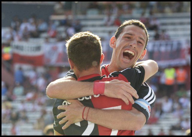 Newell's derrotó a River de visitante por 2 a 0. Maxi anota y festeja el primer gol.