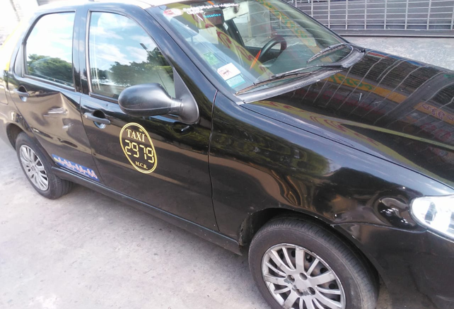 El taxi de Mario Cesca con los abollones producto de los piedrazos que recibió en el Acceso Sur.