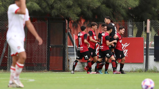 Festejo leproso. Los chicos de Newells se abrazan luego del gol de Giovani Chiaverano Meroi.