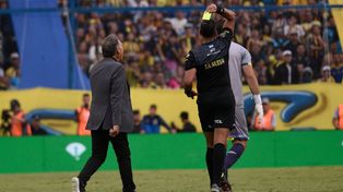 Miguel Ángel Russo sigue enojado al árbitro Ariel Penel durante el partido ante Boca.