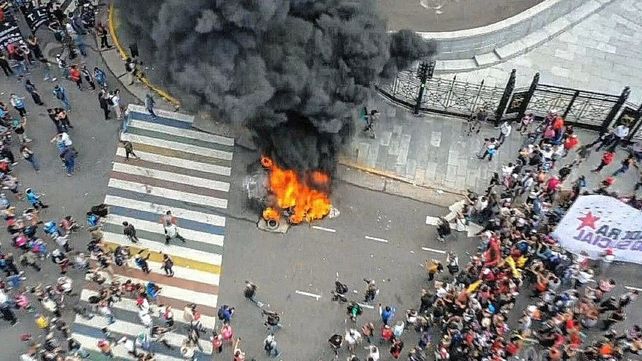Los manifestantes Congreso a los piedrazos