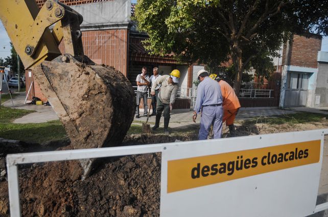 Cuatro oferentes para avanzar en obras de cloacas en barrio Los Hornos