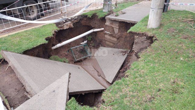 Socavón en Costanera y Salvador del Carril