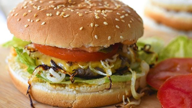 No solo cerveza: un local de comida rápida regala hamburguesas a quienes se vacunen