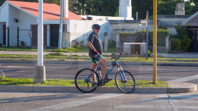 Hay largos tramos de la ciclovía sin los bastones flexibles y con la línea reglamentaria despintada. Además