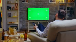 Mantener una buena postura al mirar televisión en el sillón es clave para la salud de la espalda