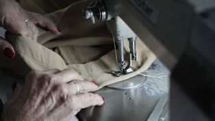 La ropa pasa por las manos de una costurera antes de ser desechada