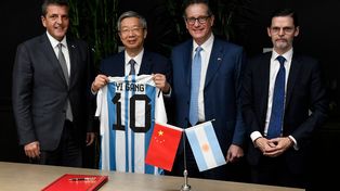 Monedas por camisetas. Massa, Pesce y Vaca Narvaja con Yi Gang, del Banco Popular de China.