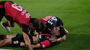 Juanchón García lo grita con todo, con el debutante Mihovilcevich y el pibe Juárez sumándose al festejo. Tremendo triunfo de Newells.