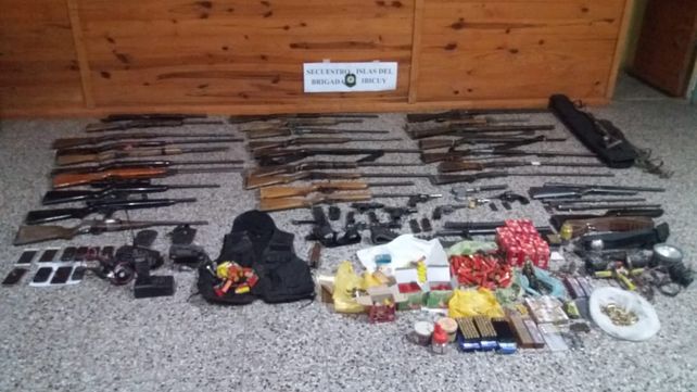 Un arsenal que sería de una banda que asaltaba vestida de policía