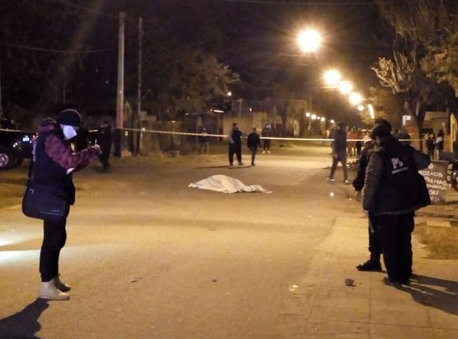 El cuerpo de Javier Alejandro Miño quedó tendido con 23 disparos frente a su casa de Avellaneda al 6600.