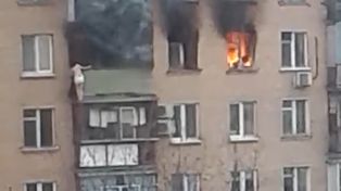 Una mujer saltó de un octavo piso para escapar de una voraz incendio y salvó su vida