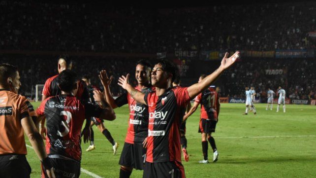 Colón sacó a relucir su chapa de gran candidato ante Racing de Córdoba y sueña en grande