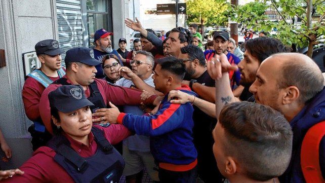 Marcelo Moretti se presentó en la sede de San Lorenzo y fue repudiado por los hinchas