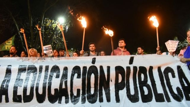 Movilización. Las columnas confluyeron en Oroño y Pellegrini para marchar hacia el hipódromo.