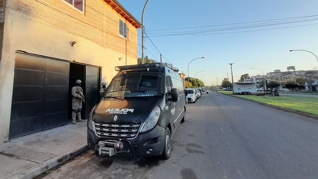Efectivos de la TOE custodian uno de los domicilios allanados este miércoles en Avellaneda al 4500.&nbsp;