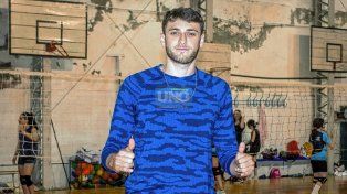 Luciano Vicentín brindó clínicas de vóley en Paracao y Sionista.