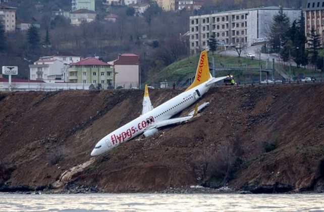 Milagro. El 737 se deslizó por el acantilado