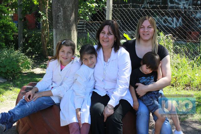 Con los niños. Silvina y María Pereyra