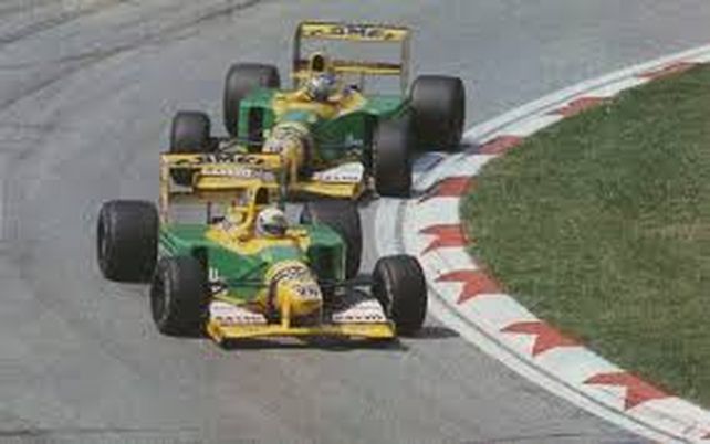 Michael Schumacher detrás de su compañero Martin Brundle en San Marino 1992, su 11ª carrera en F-1, ya con 23 años.