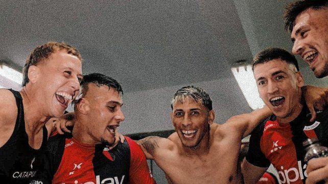 Video: el alocado festejo del plantel de Colón tras la goleada ante San Miguel