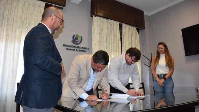 El convenio fue firmado en las oficinas de la Defensoría del Pueblo.