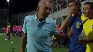 Russo, desencajado, tras la amarilla primera y la roja después. Detrás, Claudio Ubeda, que fue a la conferencia de prensa.