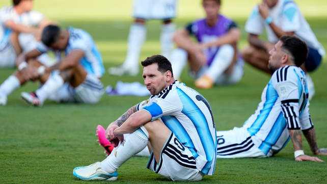 Lionel Messi y sus compañeros esperan el momento de la premiación.