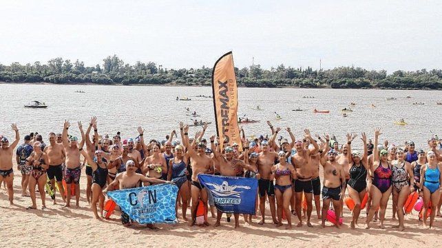 Gran marco de nadadores desafió las aguas del río Uruguay durante el pasado sábado.