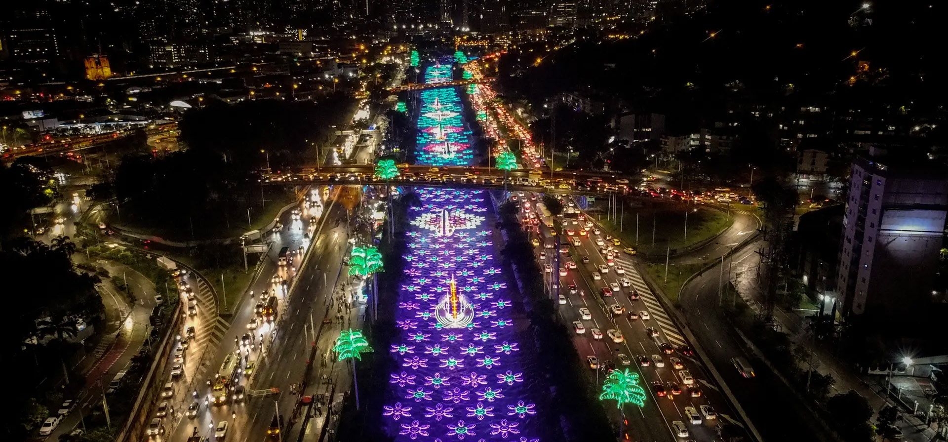 Medellín, Colombia. Una vista aérea de la exhibición de luces Encanto de Disney en la ciudad de Medellín. La ciudad es conocida por sus extravagantes arreglos de vacaciones, que atraen a miles de turistas cada año. Fotografía: Agencia Anadolu/Getty Images