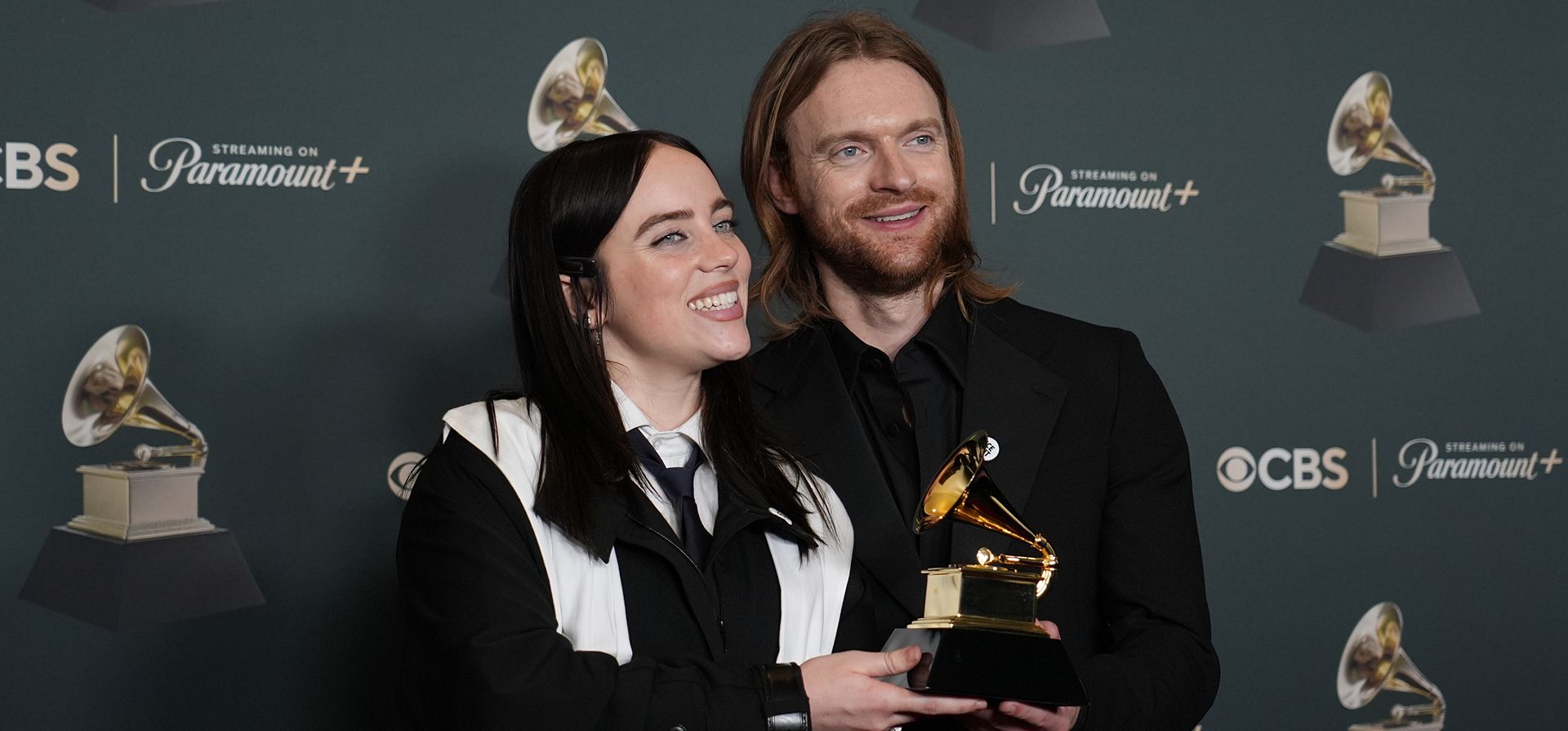 Finneas y Billie Eilish aceptan el premio a la canción del año por 