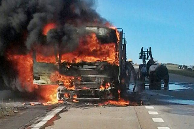 Ruta 14: Se incendió un camión que transportaba una mudanza