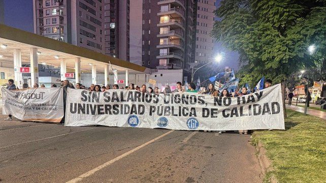 Comienza una semana de paro de los docentes universitarios en Santa Fe Comienza una semana de paro de los docentes universitarios en Santa Fe