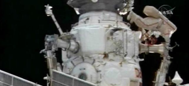 Astronautas instalan una sonda fuera de la estaci&oacute;n espacial internacional