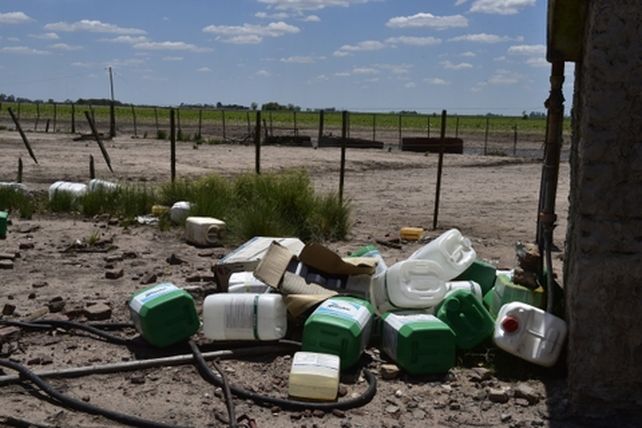 glifosato. Envases del temido herbicida en un campo santafesino. Una amenaza grave al derecho a la salud.
