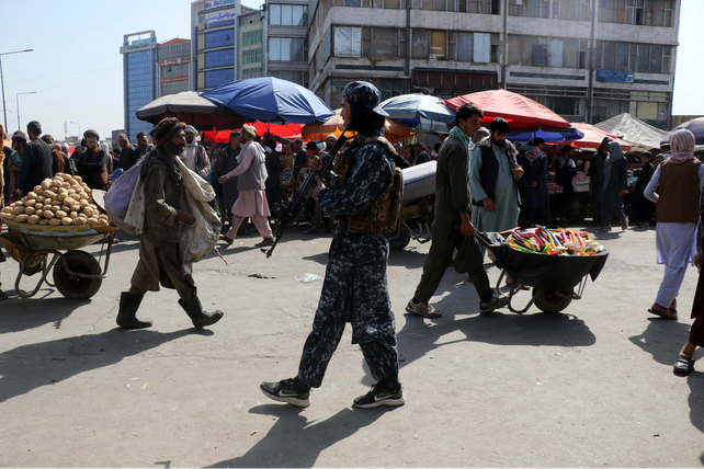 Un soldado talibán caminando este sábado por una calle de Kabul