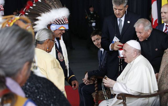 El Papa llegó a Canadá y de inmediato comenzó a reunirse con dignatarios de las comunidades indígenas.&nbsp;