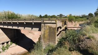 Repararán el puente colapsado sobre el arroyo Cañada