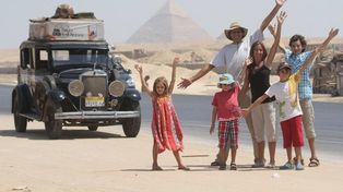 Los Zapp partieron en el 2000 abordo de un auto de 1928 con la intención de llegar hasta Alaska. Regresaron en 2022 con cuatro hijos y habiendo recorrido más de 100 países.
