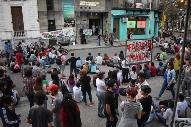 Un referente libertario subió un video para denunciar adoctrinamiento en facultades de Paraná. Los estudiantes dieron su versión de los hechos