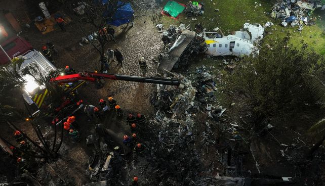 Bomberos y rescatistas trabajan entre los escombros en el lugar donde se estrelló el bimotor de la aerolínea regional Voepass en Vinhedo
