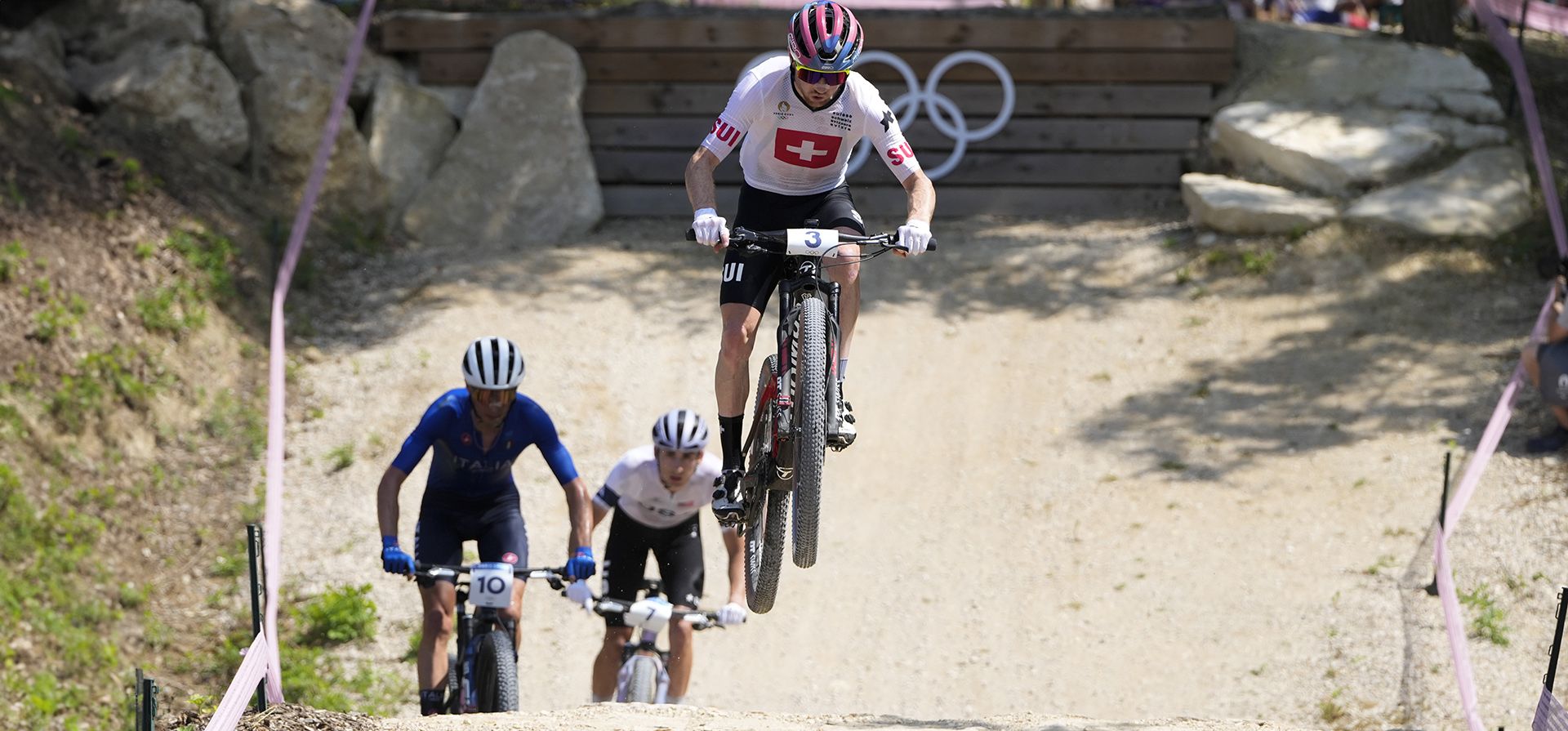 Mathias Flueckiger, de Suiza, compite en la carrera de ciclismo de montaña masculina en los Juegos Olímpicos de Verano de 2024, el lunes 29 de julio de 2024, en Elancourt, Francia. (Foto AP/Ricardo Mazalan). Mathias Flueckiger, de Suiza, compite en la carrera de ciclismo de montaña masculina en los Juegos Olímpicos de Verano de 2024, el lunes 29 de julio de 2024, en Elancourt, Francia. (Foto AP/Ricardo Mazalan).