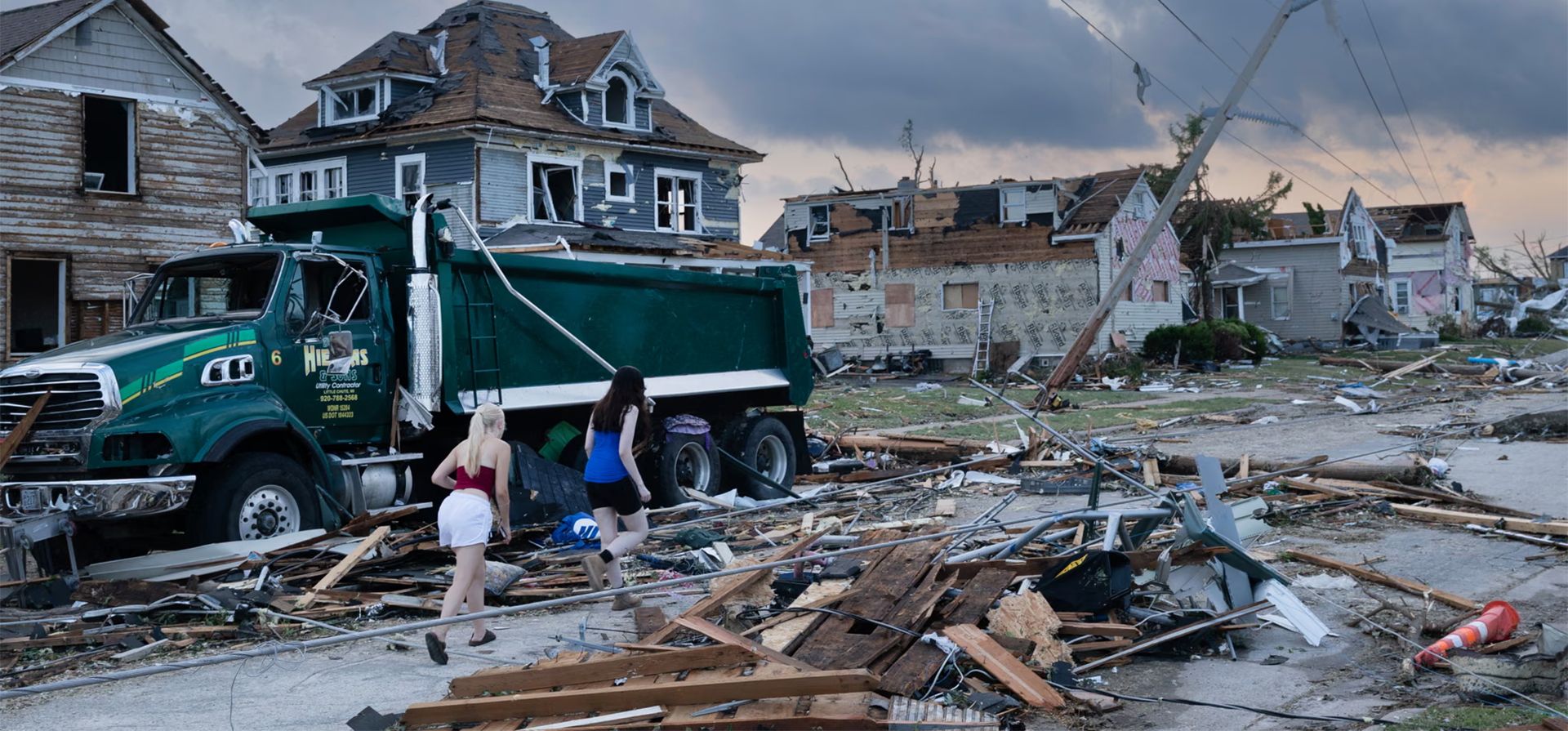 Residentes inspeccionan su ciudad devastada por el tornado. El fenomeno arrasó las comunidades de la zona, provocando cortes de electricidad generalizados y dejando una extensa estela de destrucción, Menasha, Wisconsin, EE. UU. Fotografía: Scott Olson/Getty Images