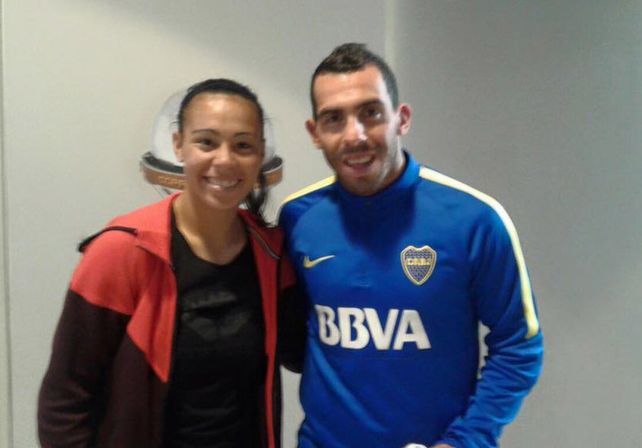 Con su ídolo. Yael Oviedo junto a Carlos Tevez en Casa Amarilla. Ella mostró su orgullo por estar en el Apache.