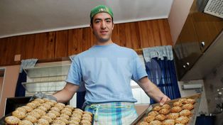 De la nada, un joven montó una fábrica de masitas