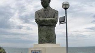 V&aacute;ndalos destruyeron el monumento de Olmedo en Mar del Plata